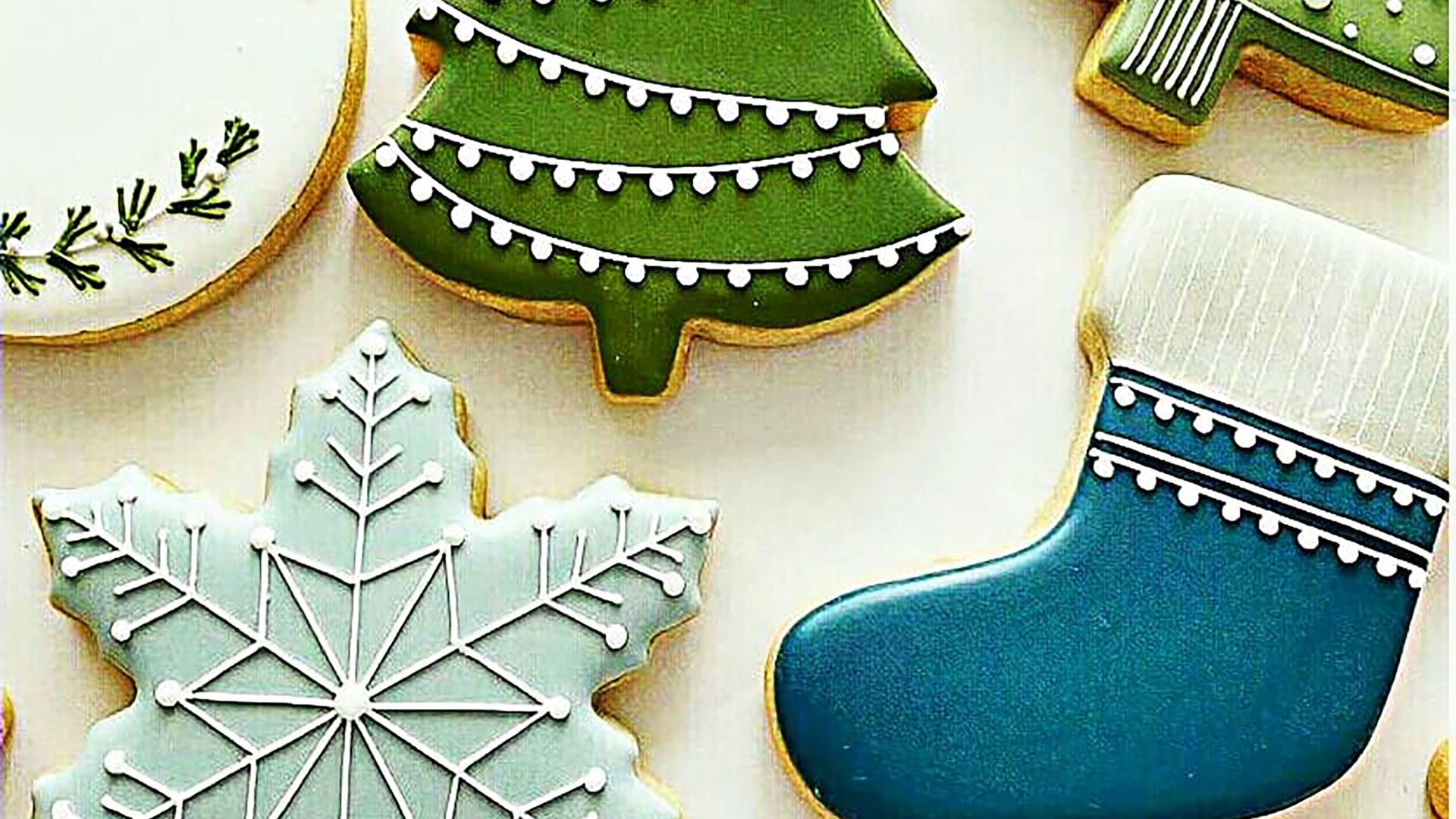 Weihnachtliche Kekse mit winterlichem Icing und filigranen Verzierungen